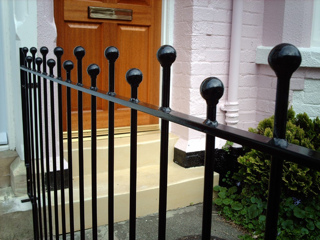 Staggered Ball Top Railings