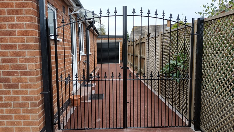 Bow Top Double Gates With Posts